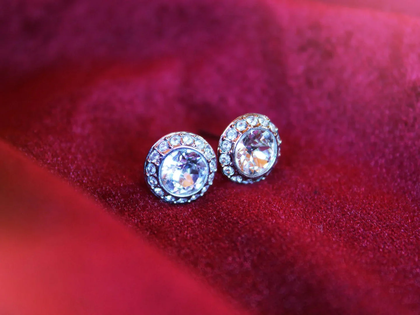 Valentine’s Day 2025 Jewelry Trends: What’s In and What’s Out - Larson Jewelers