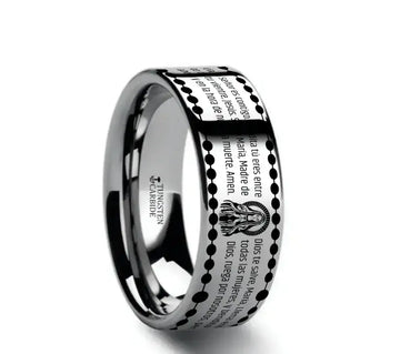 AVE MARÍA Grabada en un Anillo de Carburo de Tungsteno - Larson Jewelers