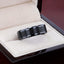 Alianza de boda VESUVIUS de cerámica negra pulida para hombre con incrustaciones de piedra volcánica negra y gris y bordes biselados pulidos (6 mm y 8 mm)
