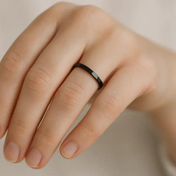 FAITH black flat ceramic band, 2 mm, worn on a woman’s hand