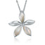 Colgante de plumeria en plata de ley con incrustaciones de nácar blanco